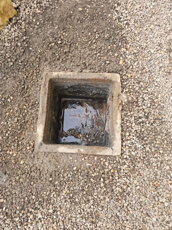 Puits eau distribution souterrain