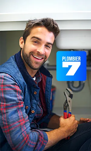 William de chez plombier 7 qui sourit pendant une intervention à Lyon