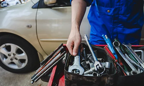 plombier qui part en intervention à Lyon avec son camion et ses outils